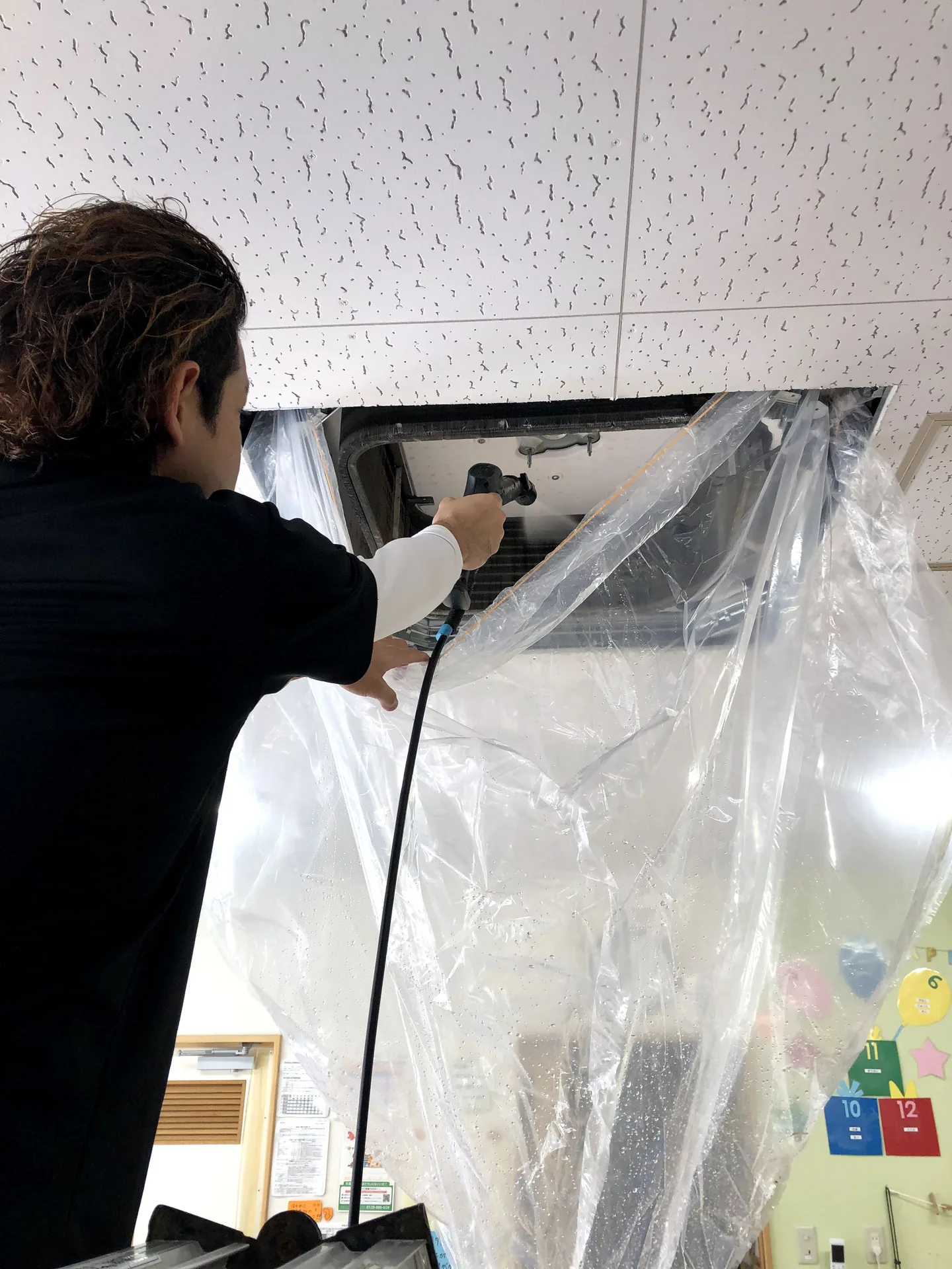 エアコンクリーニング作業中