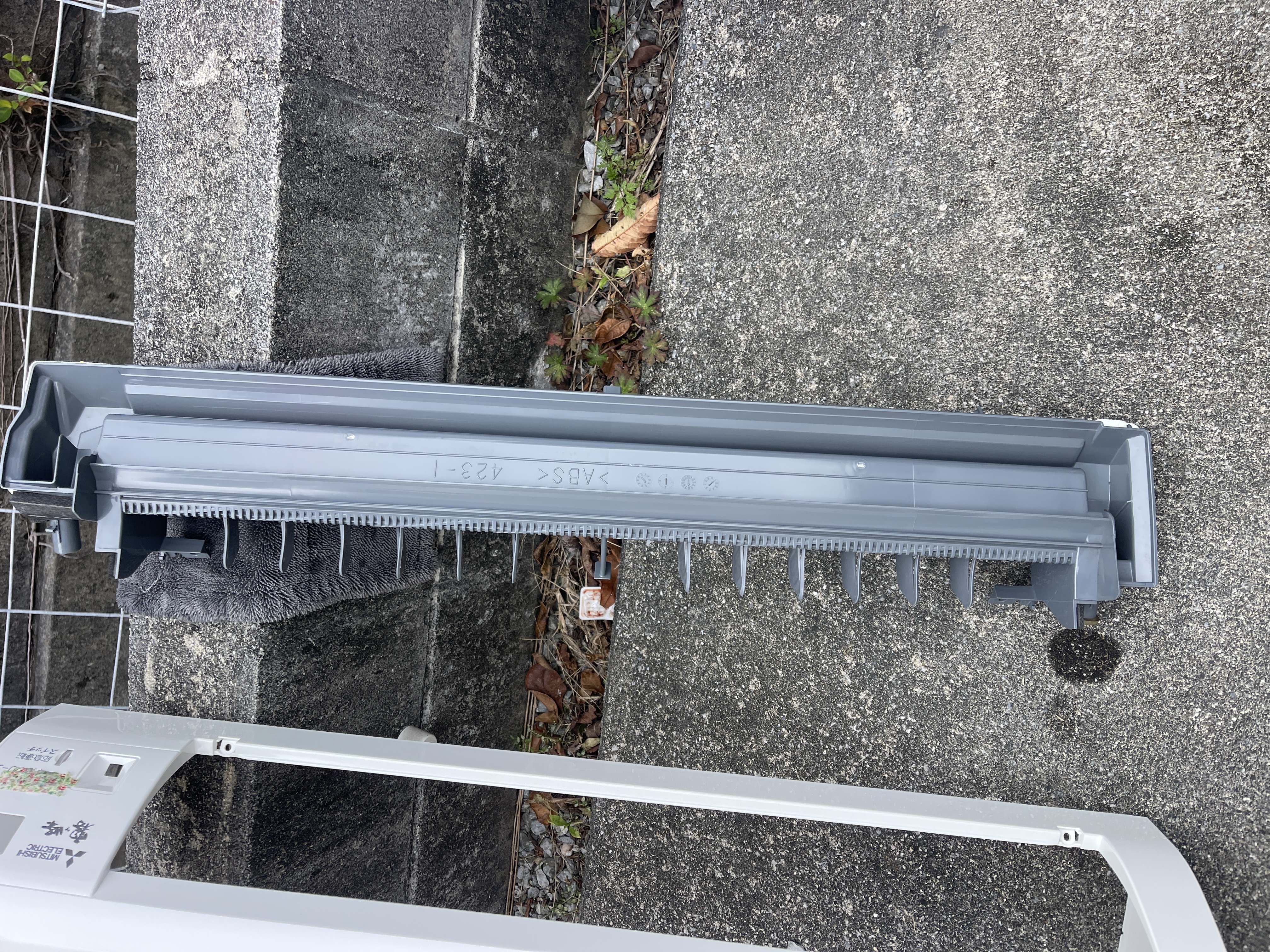 エアコン完全分解作業中