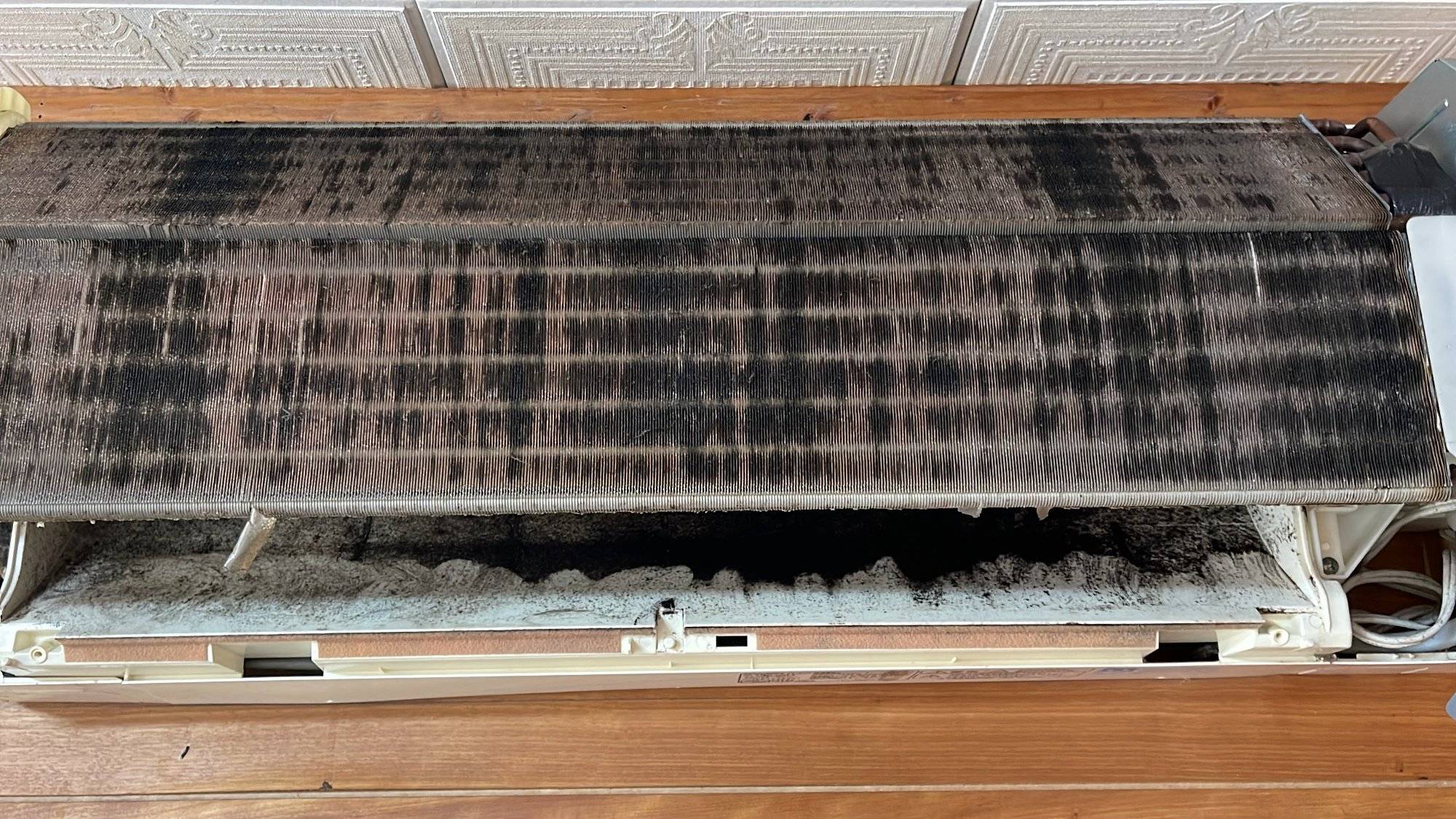 クリーニング前のエアコン内部｜熱交換器の汚れ｜BCサービス