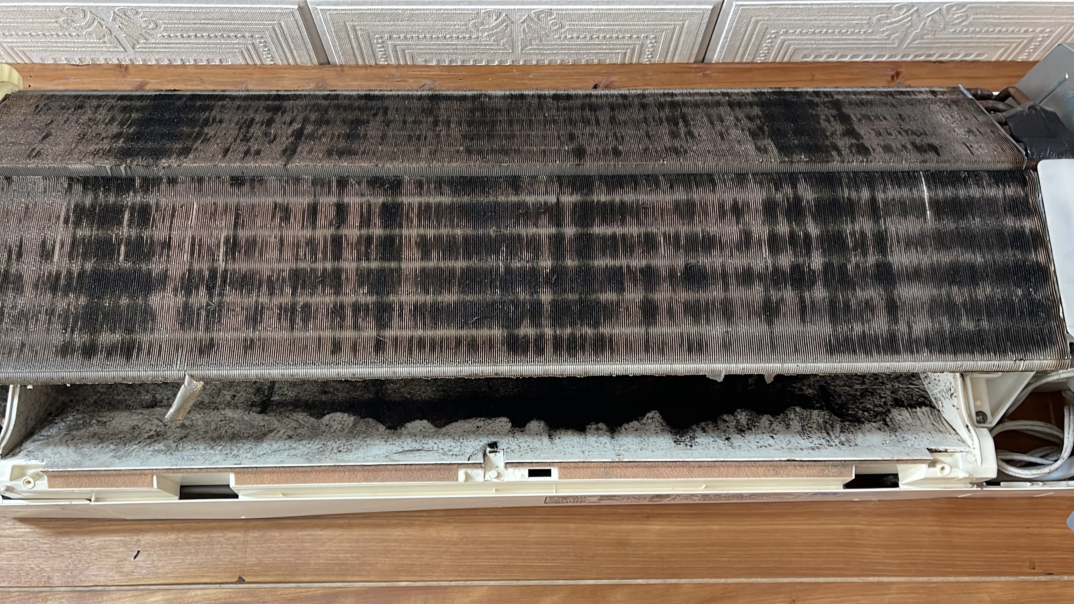 那覇市のエアコンクリーニング施工事例（洗浄前）熱交換器の汚れ