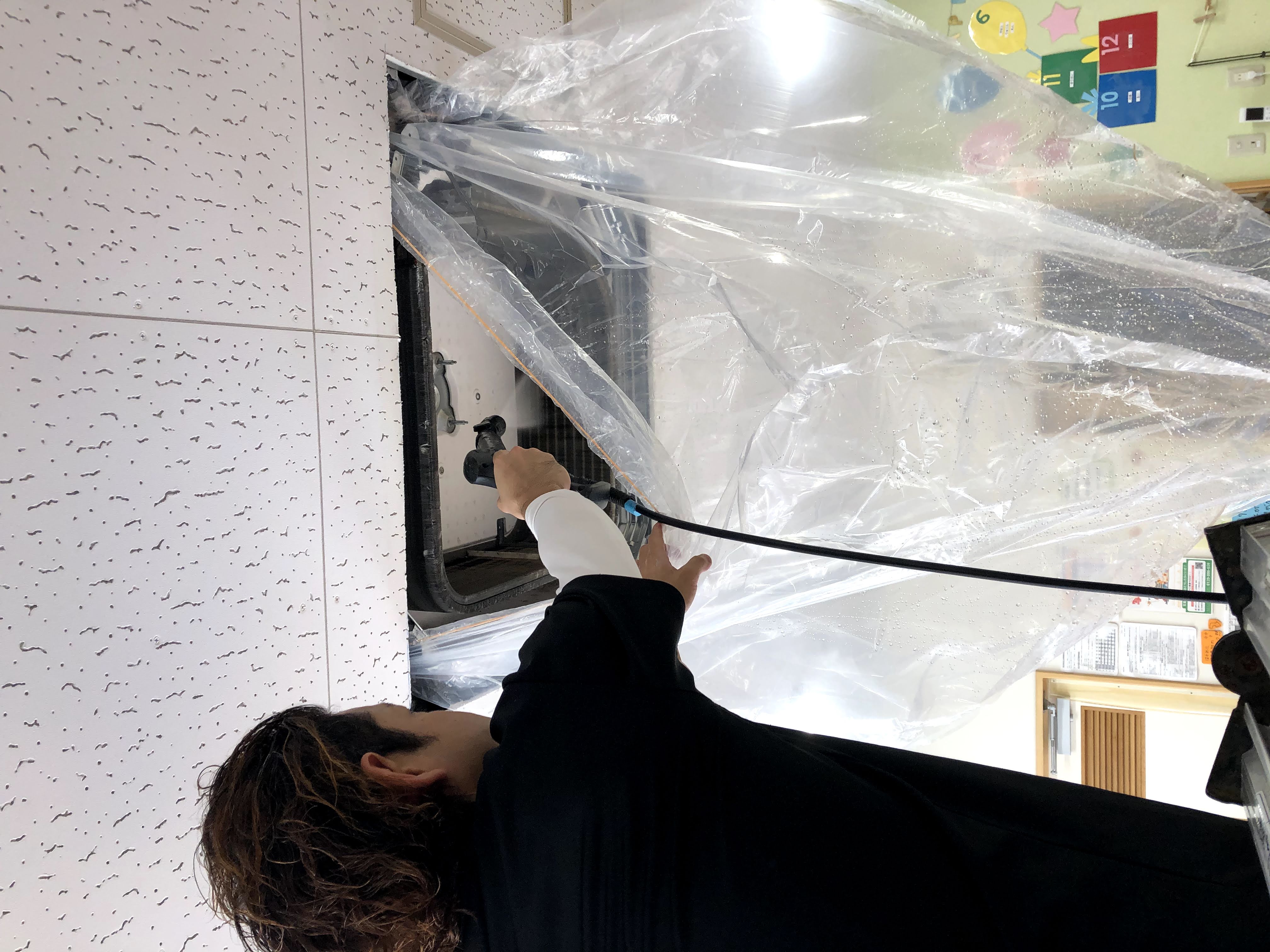 エアコンクリーニング作業中