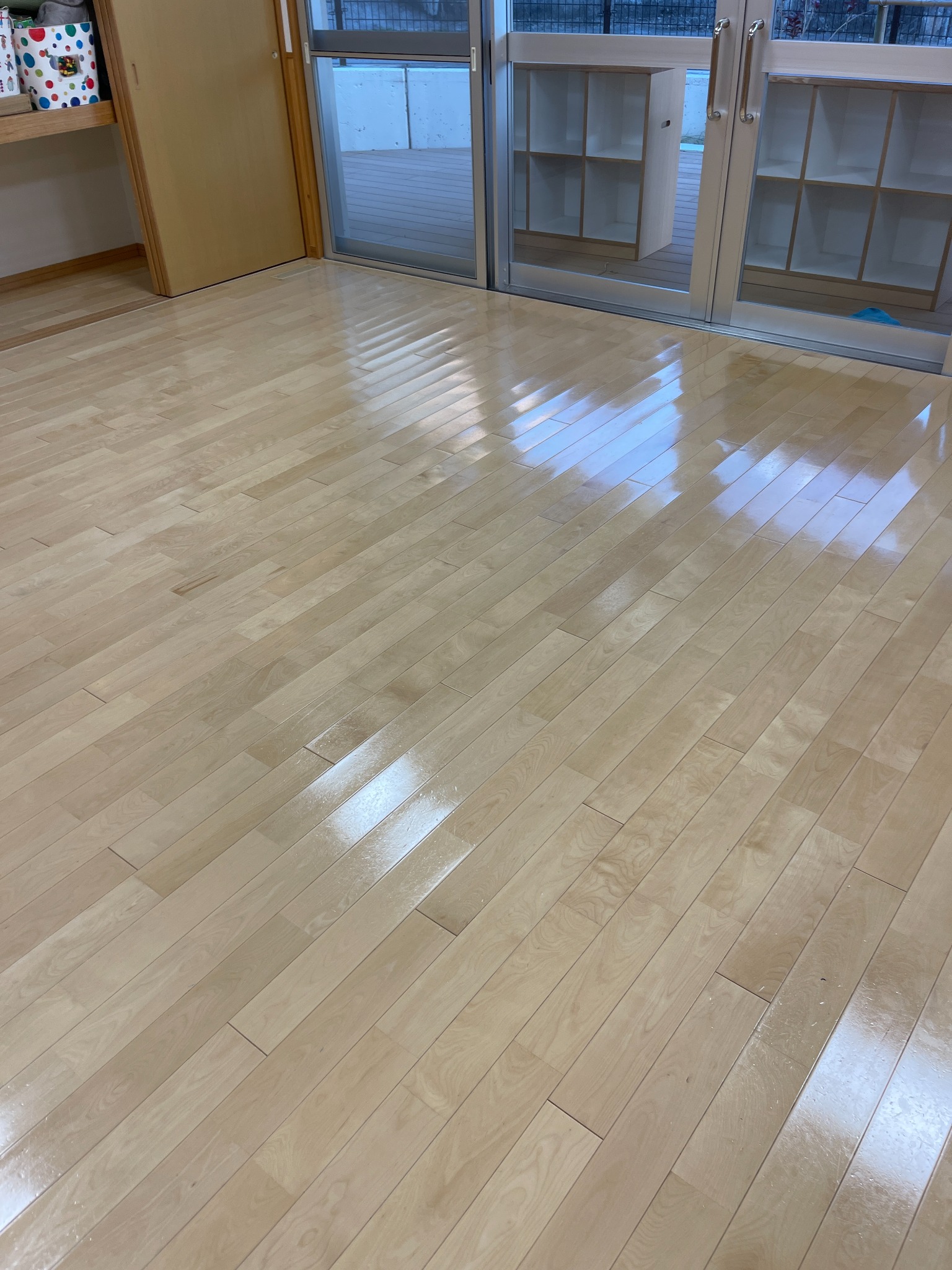 水性ウレタンニス施工後の光沢あるフローリング