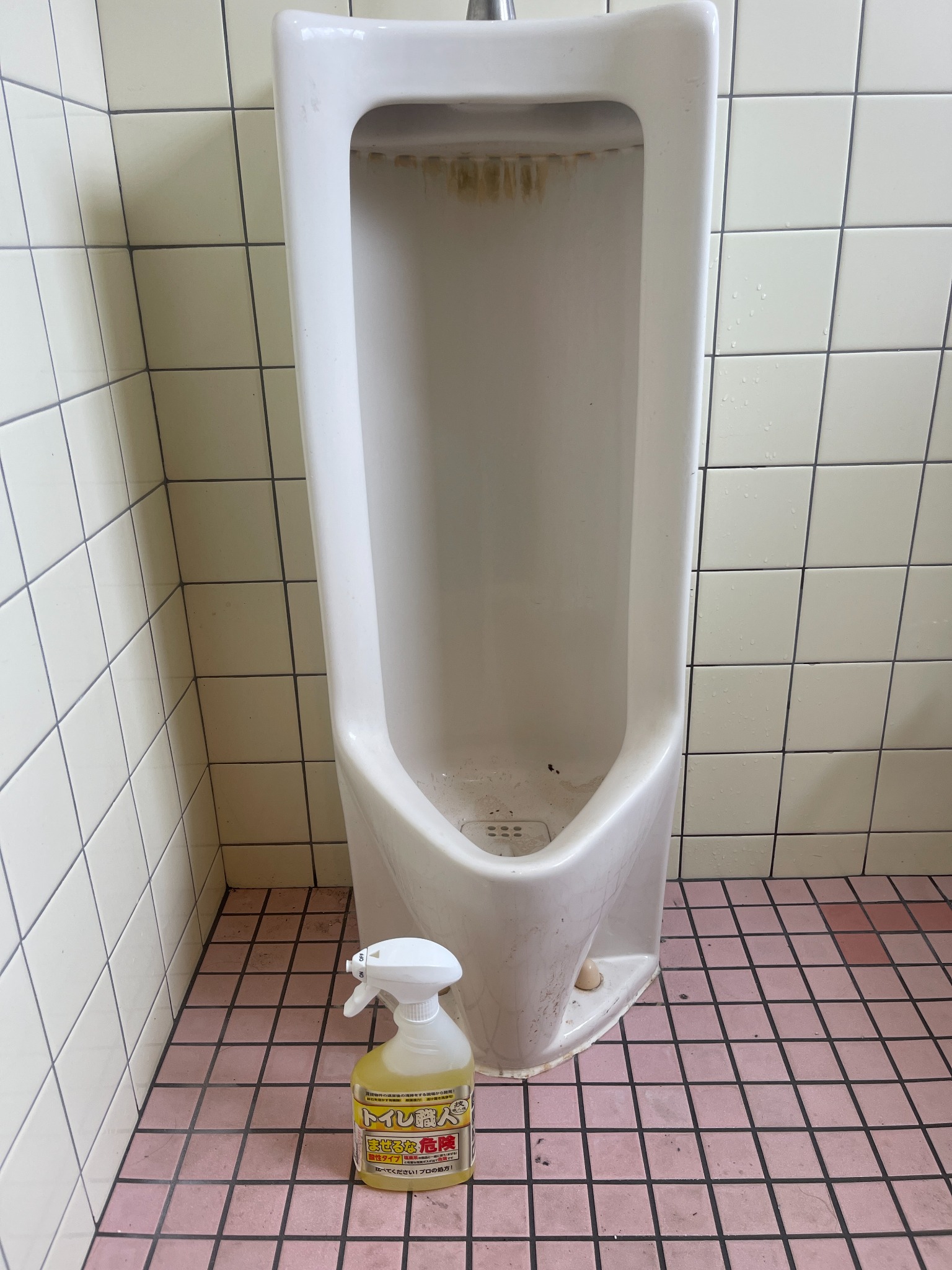 小便器クリーニングの作業前